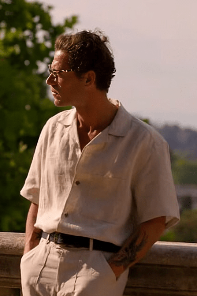 Short-sleeve button-down linen shirt with relaxed fit for men